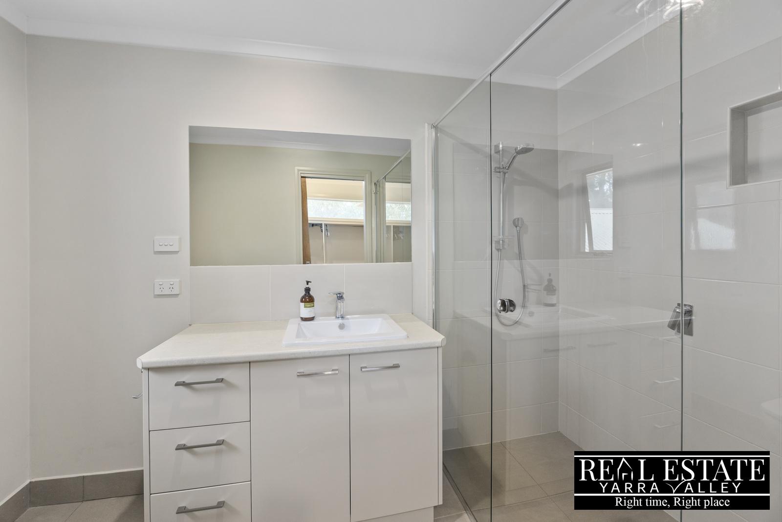 8 Swiss Chalet Road, BADGER CREEK, VIC 3777 AUS