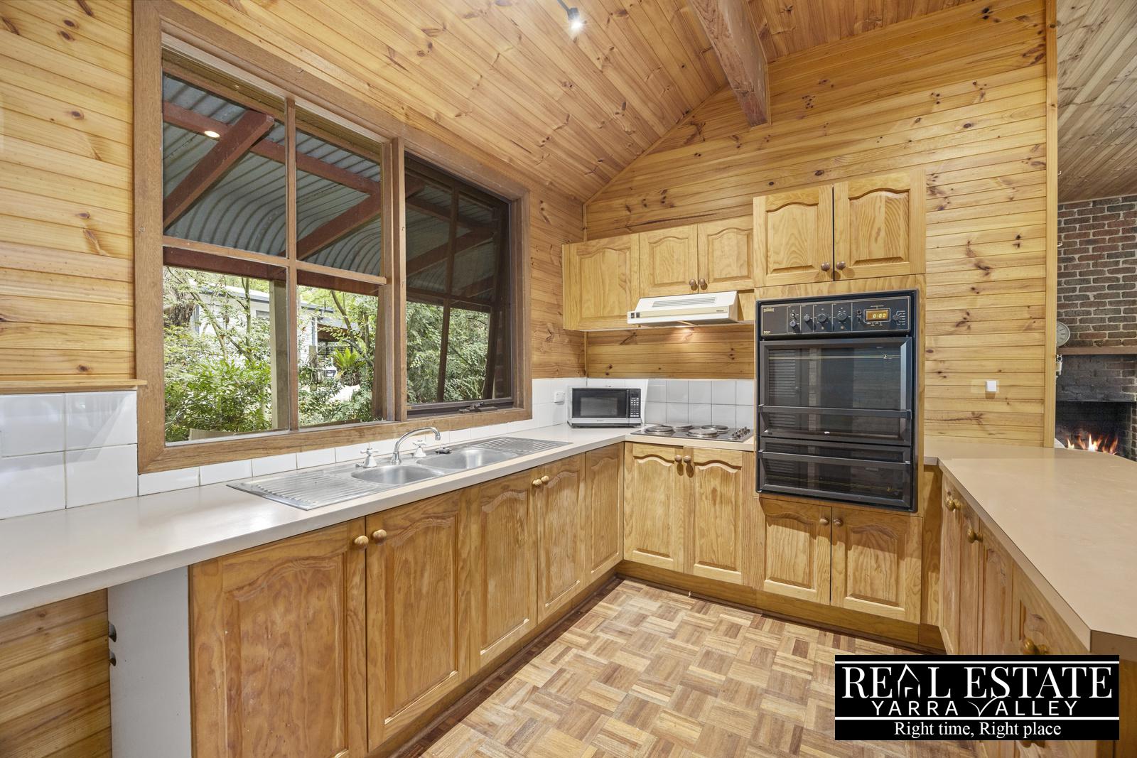 8 Swiss Chalet Road, BADGER CREEK, VIC 3777 AUS
